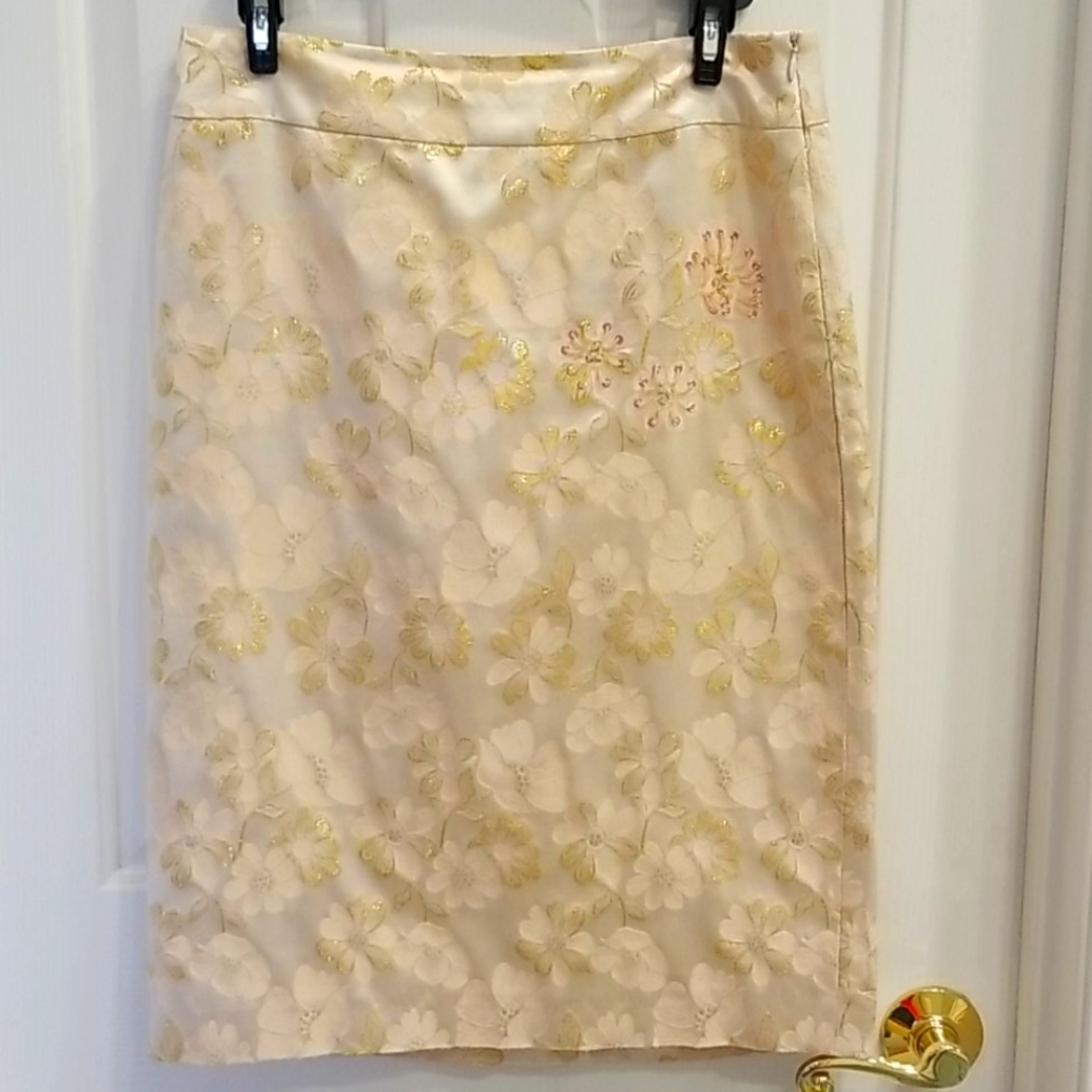 Banana Republic skirt size 4. Super unique and fun